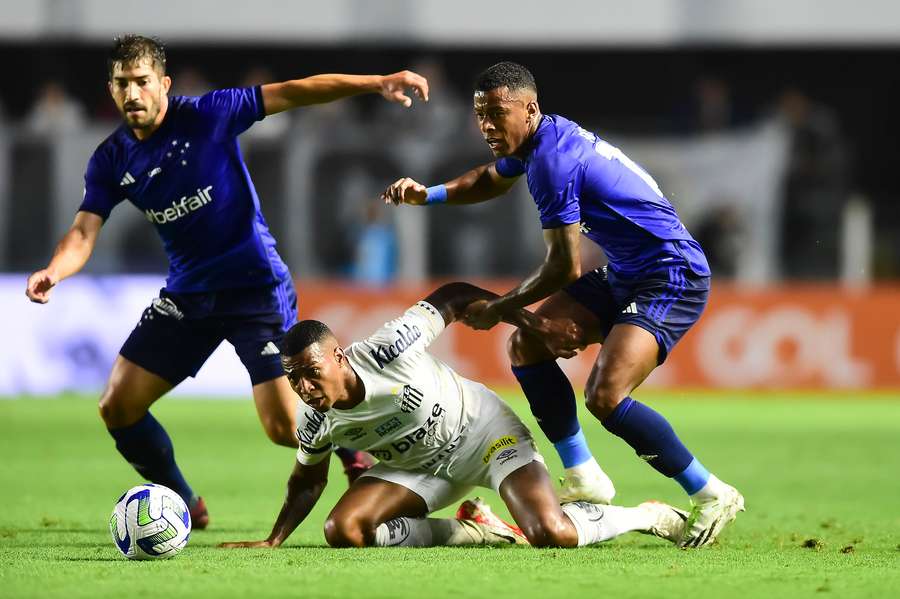 Primeiros minutos de Santos e Cruzeiro foram movimentados na Vila