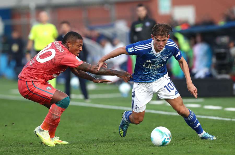 Nico Paz of Como competes for the ball with Michael Folorunsho of Cagliari Nico Paz of Como competes for the ball with Michael Folorunsho of Cagliari