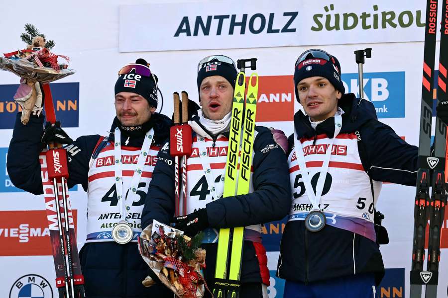Tarjei Boe au centre après sa victoire.