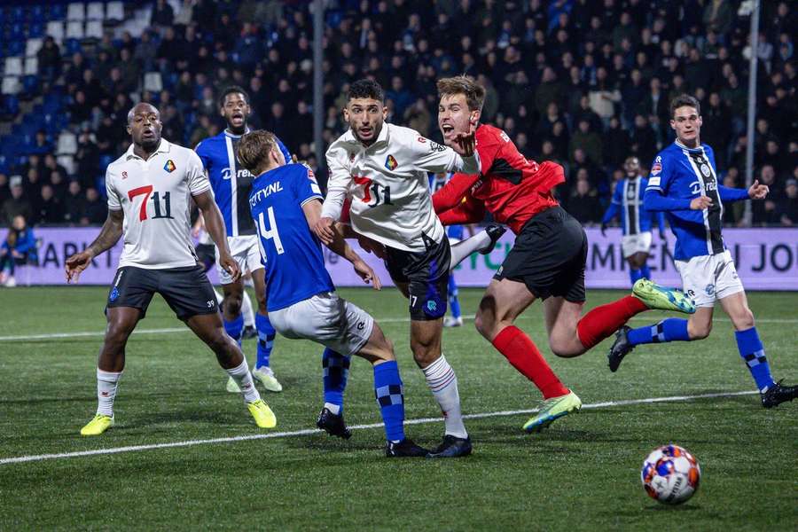 Telstars Zakaria Eddahchouri in actie tijdens de vorige ontmoeting op 17 november