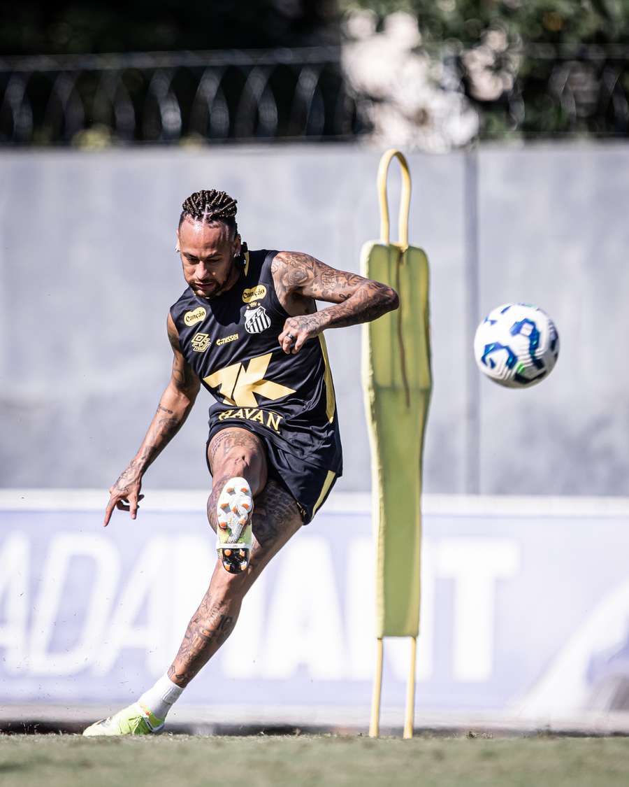Neymar em treino do Santos nesta terça (20) Neymar em treino do Santos nesta terça (20)