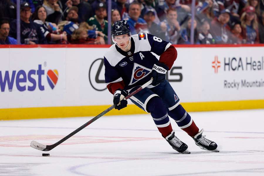 Cale Makar bude v příštích zápasech chybět Coloradu.