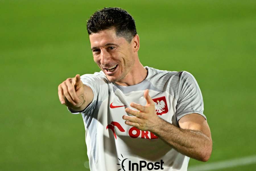 Lewandowski divertido no primeiro treino na Polónia