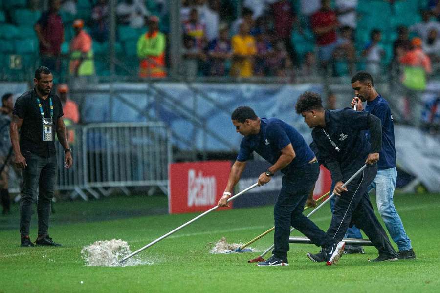 Funcionários da Fonte Nova usam rolo para ajudar na drenagem do estádio