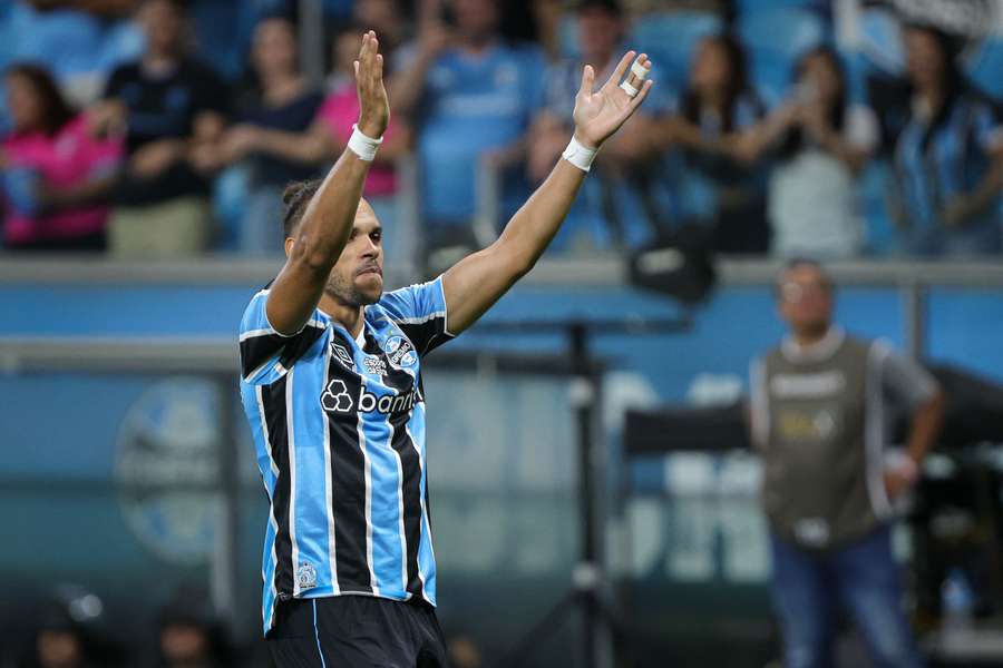 Braithwaite abriu o caminho para a goleada do Grêmio