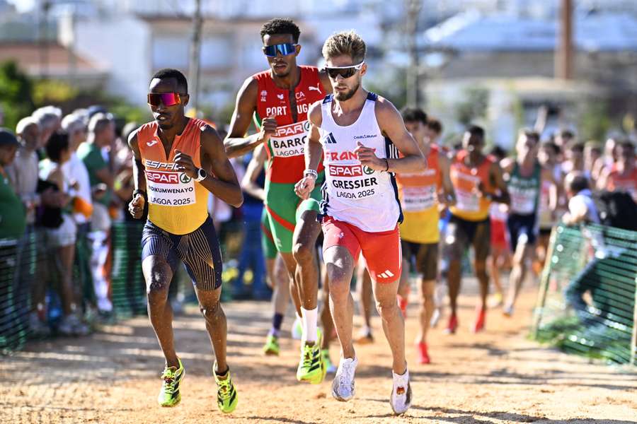 Thierry Ndikumwenayo em plena ultrapassagem a Jimmy Gressier Thierry Ndikumwenayo em plena ultrapassagem a Jimmy Gressier