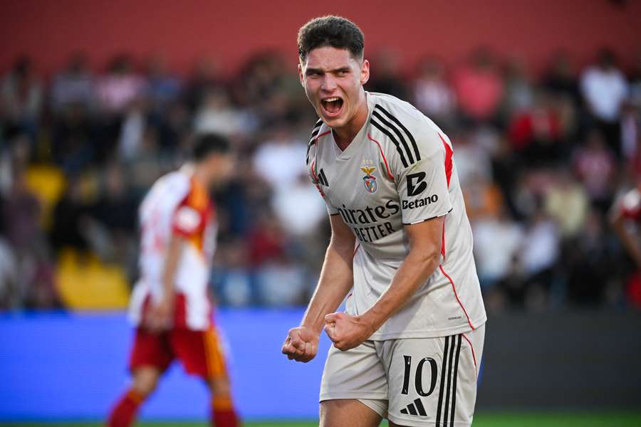 Sudakov celebra golo pelo Benfica