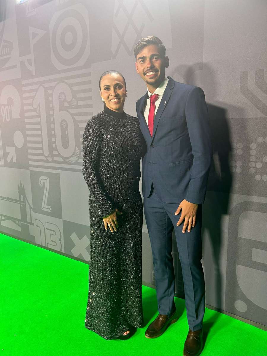 Madruga ao lado de Marta na solenidade da FIFA Madruga ao lado de Marta na solenidade da FIFA