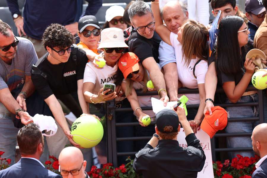 Jannik Sinner firma autografi alla fine del match contro Rublev Jannik Sinner firma autografi alla fine del match contro Rublev