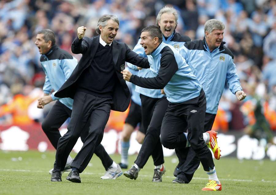 Roberto Mancini und sein Team feiern den Meister-Treffer von Sergio Aguero im Mai 2012. Roberto Mancini und sein Team feiern den Meister-Treffer von Sergio Aguero im Mai 2012.