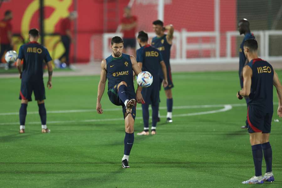 Rúben Dias recreia-se com a bola