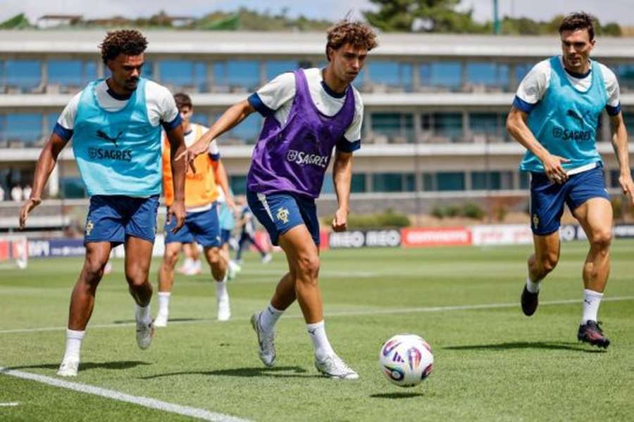Renato Veita, João Félix e João Palhinha no treino de Portugal