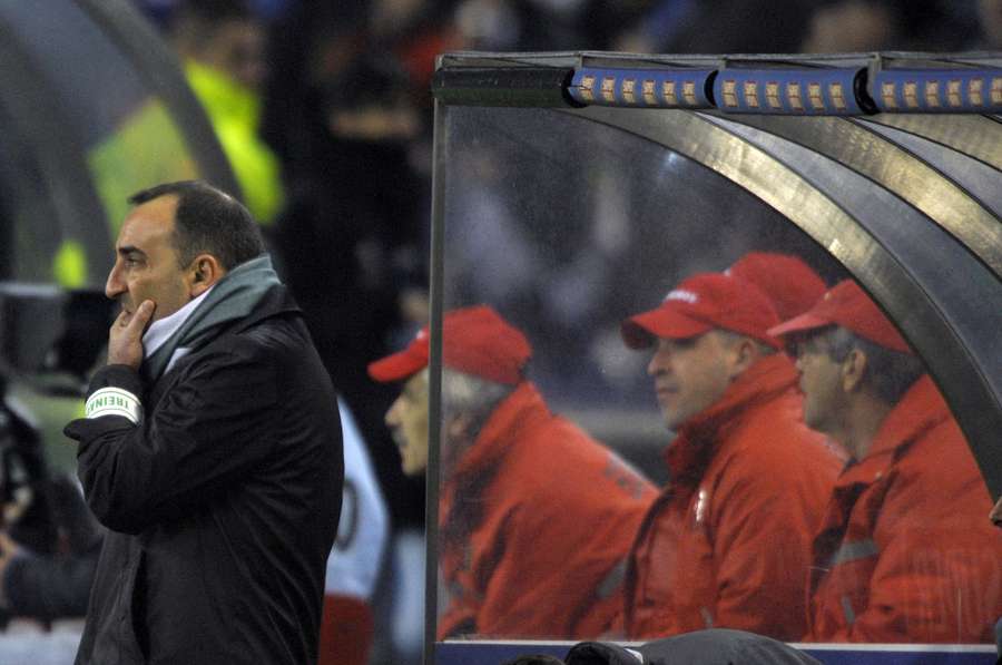 Carlos Carvalhal ao serviço do Sporting num duelo diante do FC Porto