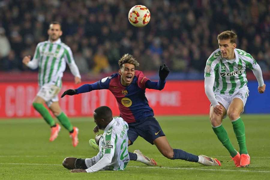 Lamine Yamal volverá a estar de inicio en el once ante el Real Betis.