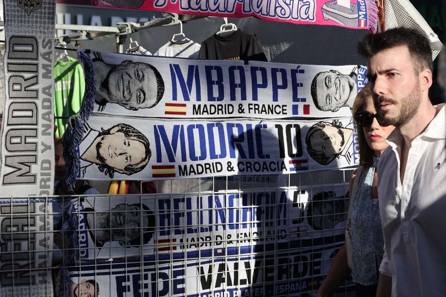 Una bufanda vincula a Mbappé con el Real Madrid.