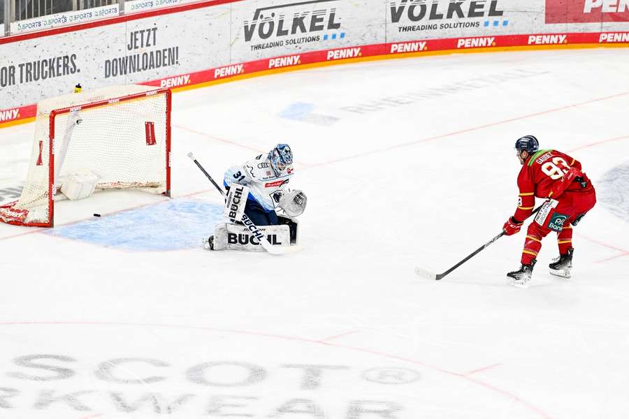 Tyler Gaudet (r.) auf dem Weg zum Torerfolg