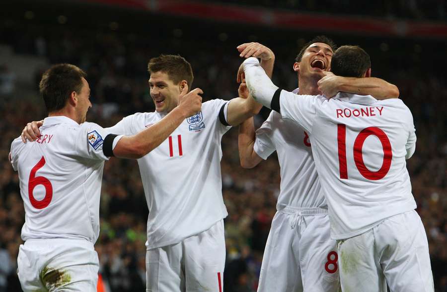Terry, Gerrard, Lampard e Rooney celebram na qualificação para o Mundial-2010