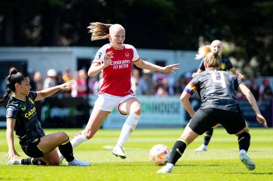 Frida Leonhardsen Maanum in action for Arsenal