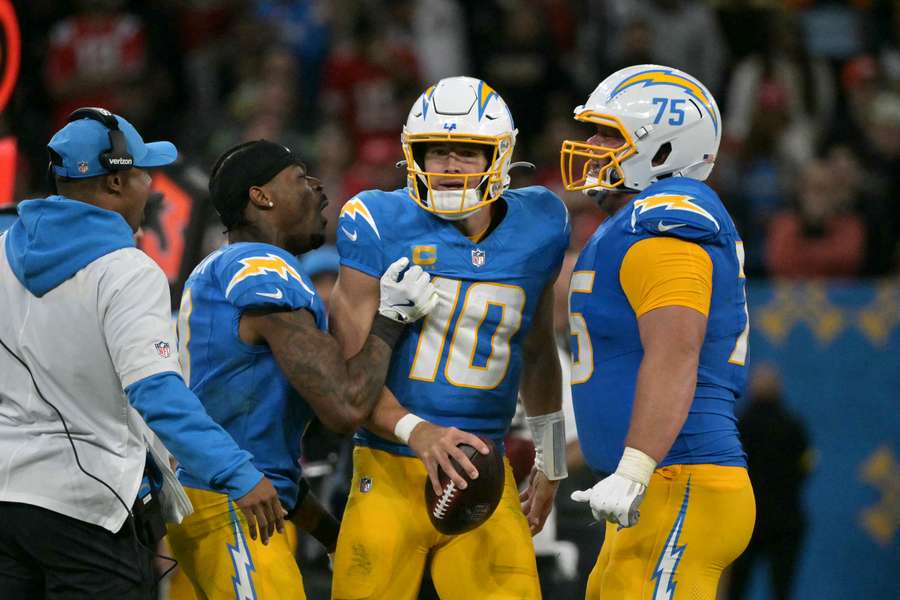 Justin Herbert é celebrado após performance estelar no início da temporada