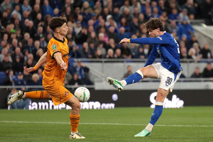Ladislav Krejčí v zápase proti Evertonu. Ladislav Krejčí v zápase proti Evertonu.