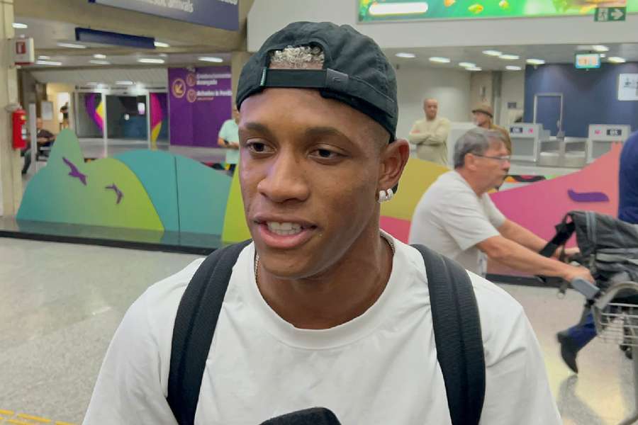 Danilo durante chegada ao Aeroporto do Galeão, no Rio de Janeiro