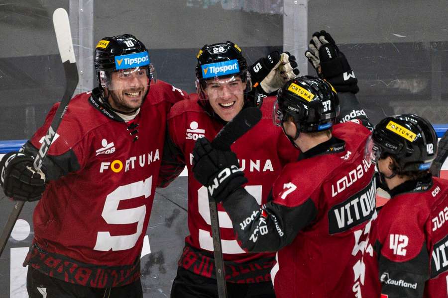 Mark Pysyk ze Sparty (vlevo) přijímá gratulaci ke gólu 