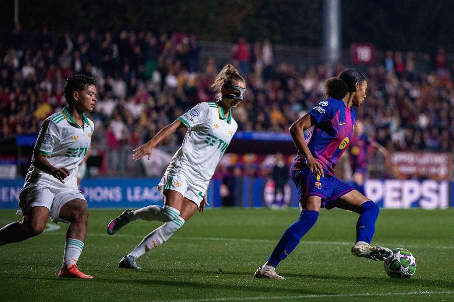 Salma Paralluelo con el balón
