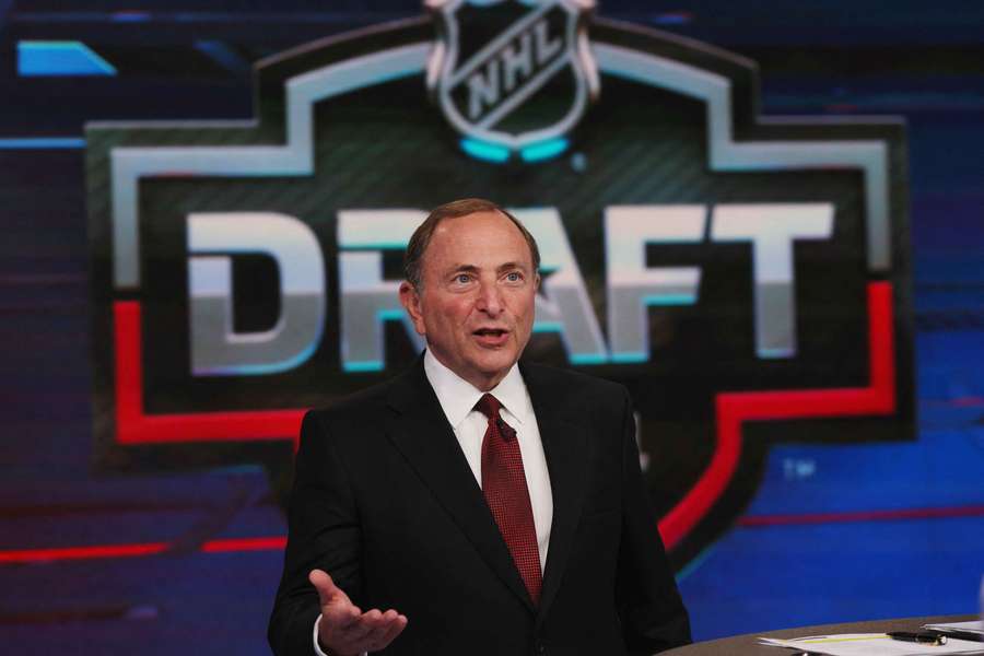 Bettman počas draftu do NHL.
