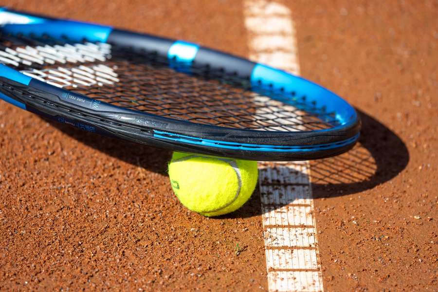 Ein Tennisschläger mit Ball (Symbolbild) Ein Tennisschläger mit Ball (Symbolbild)