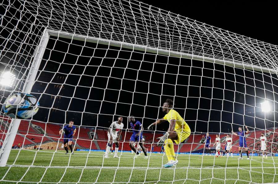 Brobbey scoort de 1-1 tegen Portugal