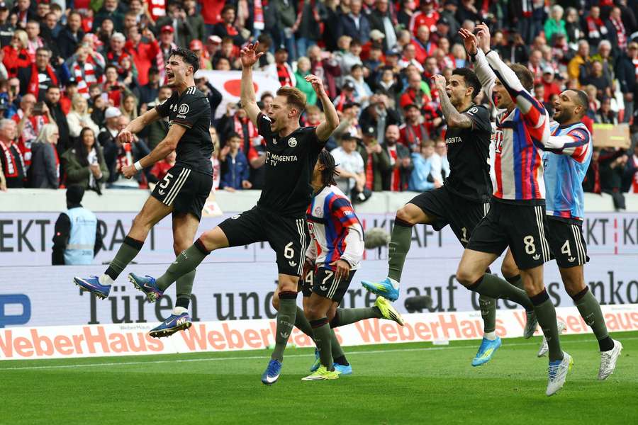 El Bayern celebra su remontada en Friburgo