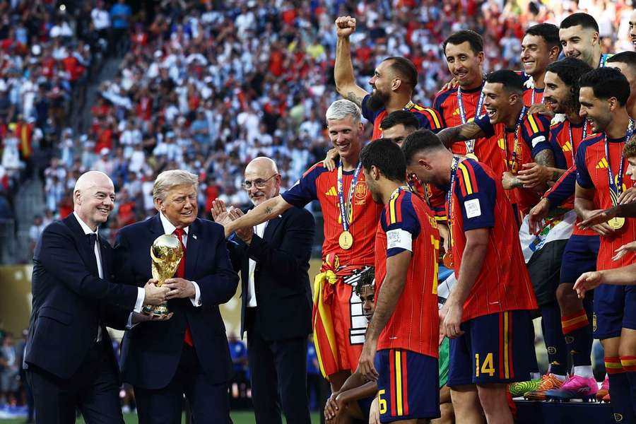 Trump entregou troféu a Espanha Trump entregou troféu a Espanha