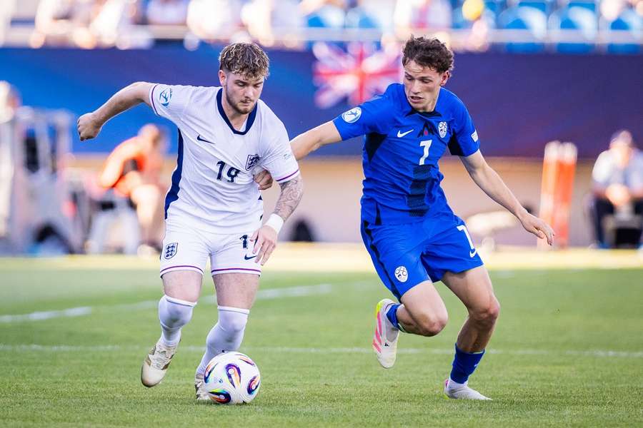 Harvey Elliott (l.) und Sloweniens Tjas Begic im Duell Harvey Elliott (l.) und Sloweniens Tjas Begic im Duell