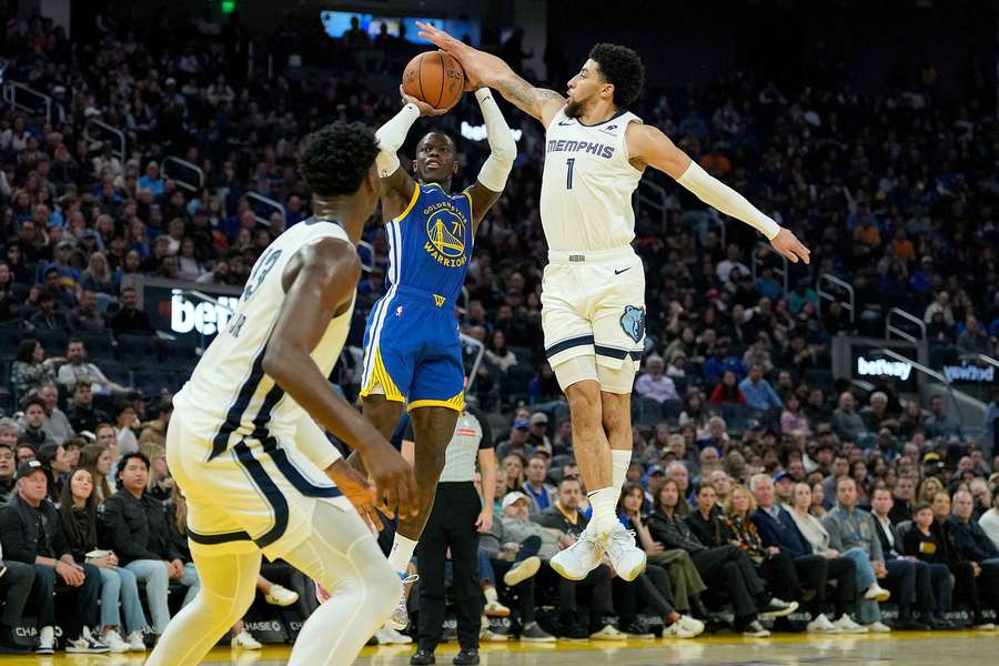 Ist er endlich bei den Warriors angekommen? Dennis Schröder (m.) erzielte in der Nacht 17 Punkte