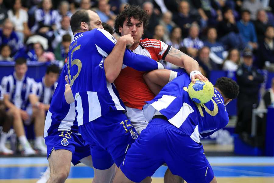 Daymaro Salina disputa a bola com o jogador do Benfica, Javier Moreno