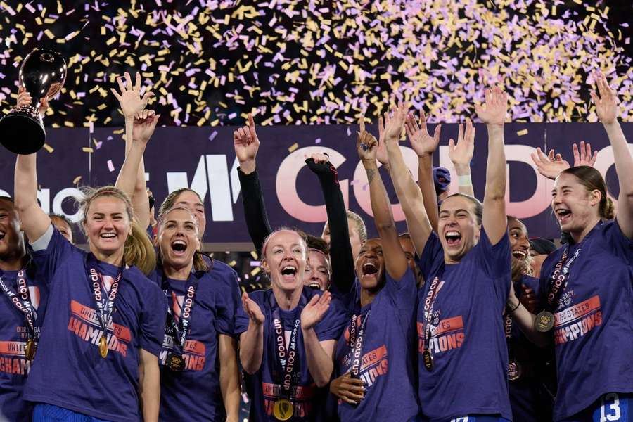 De Amerikaanse vrouwen vieren de overwinning