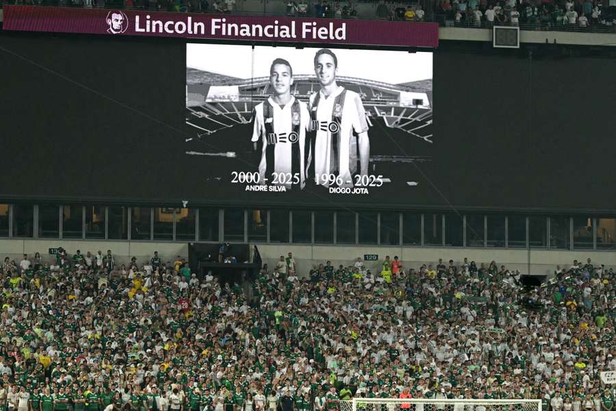 Foto de Diogo Jota e do irmão Andre Silva no telão do Lincoln Financial Field; jogadores morreram em trágico acidente