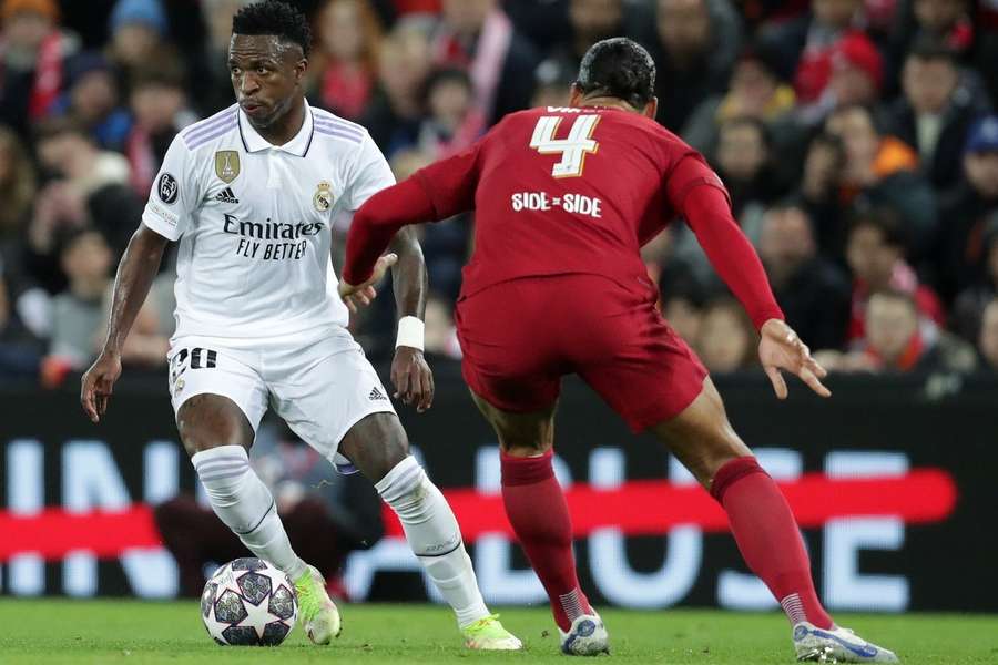 Virgil van Dijk tegenover Vinicius Junior van Real Madrid