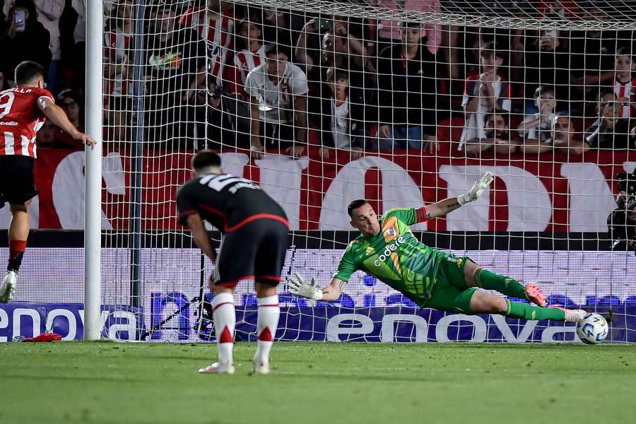 Armani detuvo un penalti.