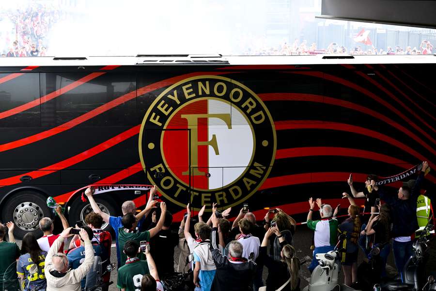 Feyenoord-fans verwelkomen de spelersbus van Feyenoord bij voetbalstadion de Kuip, voorafgaand aan de wedstrijd van de club tegen Go Ahead Eagles. 