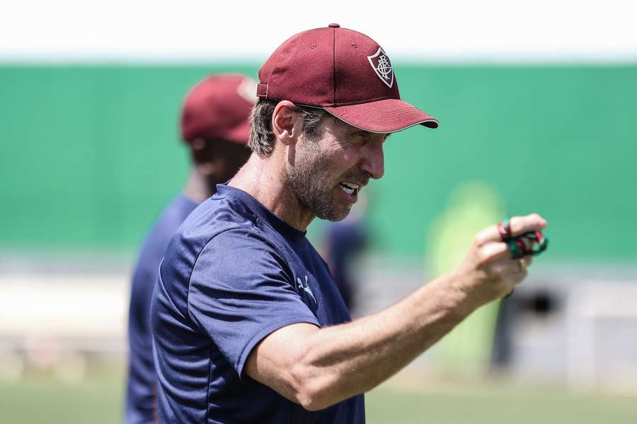 Maxi Cuberas vai comandar o Fluminense na ausência de Zubeldía