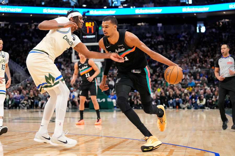 Wembanyama pomohol k víťazstvu nad Charlotte. Wembanyama pomohol k víťazstvu nad Charlotte.