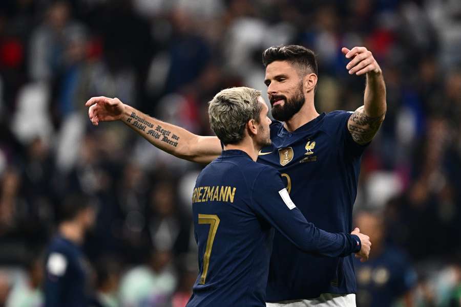 Antoine Griezmann en Olivier Giroud vieren de zege op Engeland