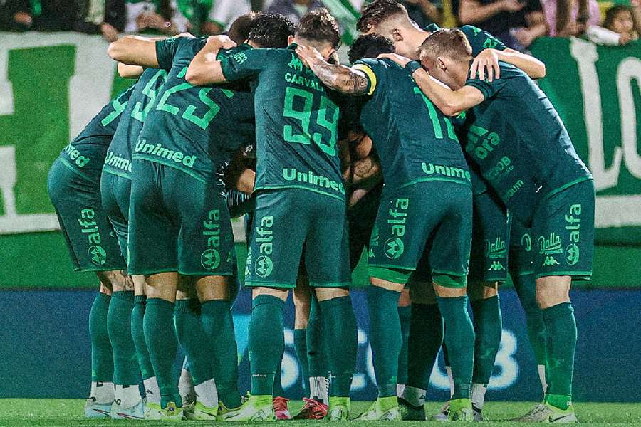 Chapecoense falhou na oportunidade de fazer a festa da torcida na Arena Condá