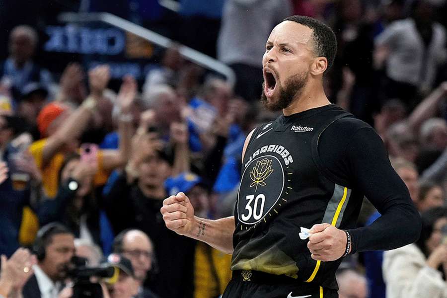 Stephen Curry se stal hvězdou šlágru mezi Warriors a Bucks.