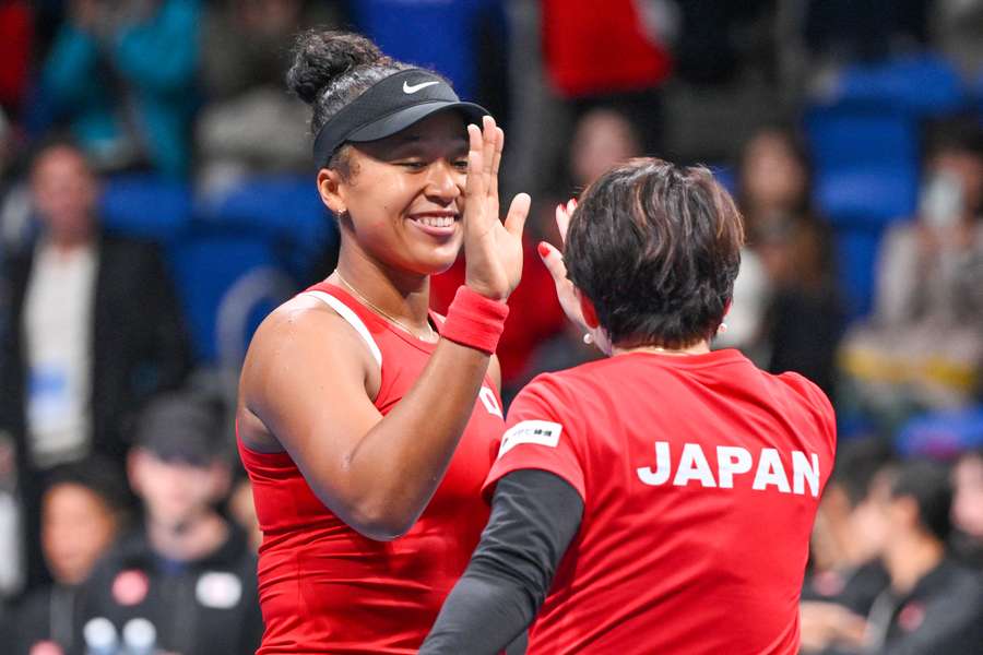 Naomi Ósakaová se raduje společně s kapitánkou Ai Sugijamaovou.