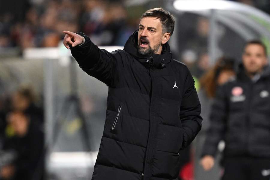 Frankfurt-Trainer Niko Arnautis blickt mit Vorfreude auf das Spitzenspiel der Frauen-Bundesliga.
