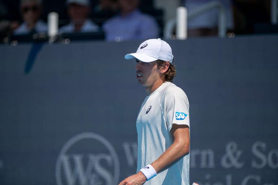 De Minaur non riesce a nascondere la delusione per la sconfitta De Minaur non riesce a nascondere la delusione per la sconfitta