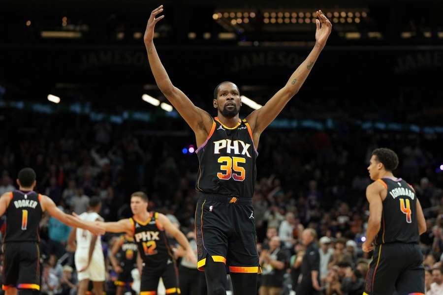 Kevin Durant řídil výhru Phoenixu.