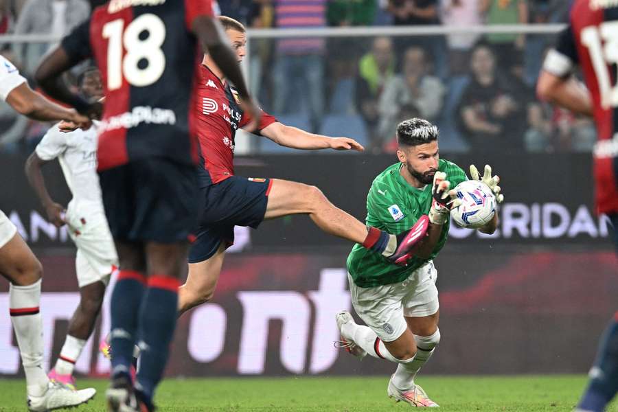 Olivier Giroud i en heroisk målmandsredning under kampen mod Genoa